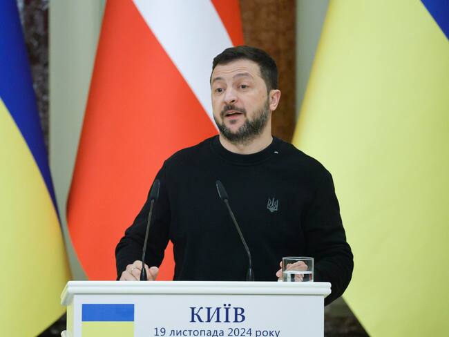 Kyiv (Ukraine), 19/11/2024.- Ukrainian President Volodymyr Zelensky addresses a joint press conference with Danish Prime Minister Frederiksen after their meeting in Kyiv. EFE/EPA/SERGEY DOLZHENKO