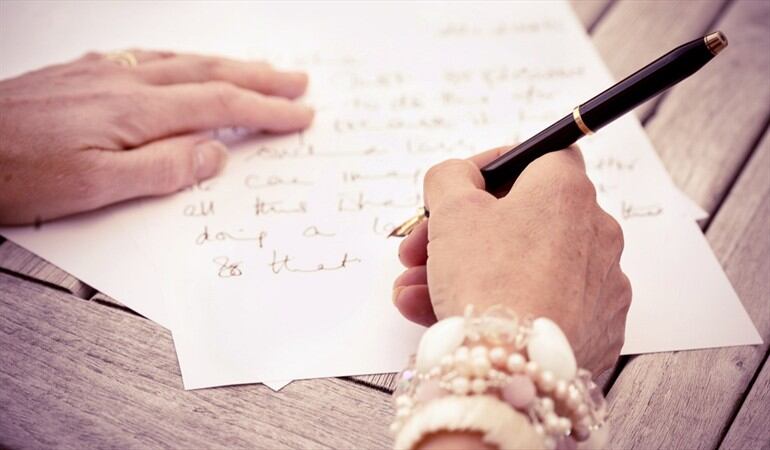 ¿A quién le gustaría enviarle un mensaje de cariño? #CartaDeAmorPara. Foto: Getty Images