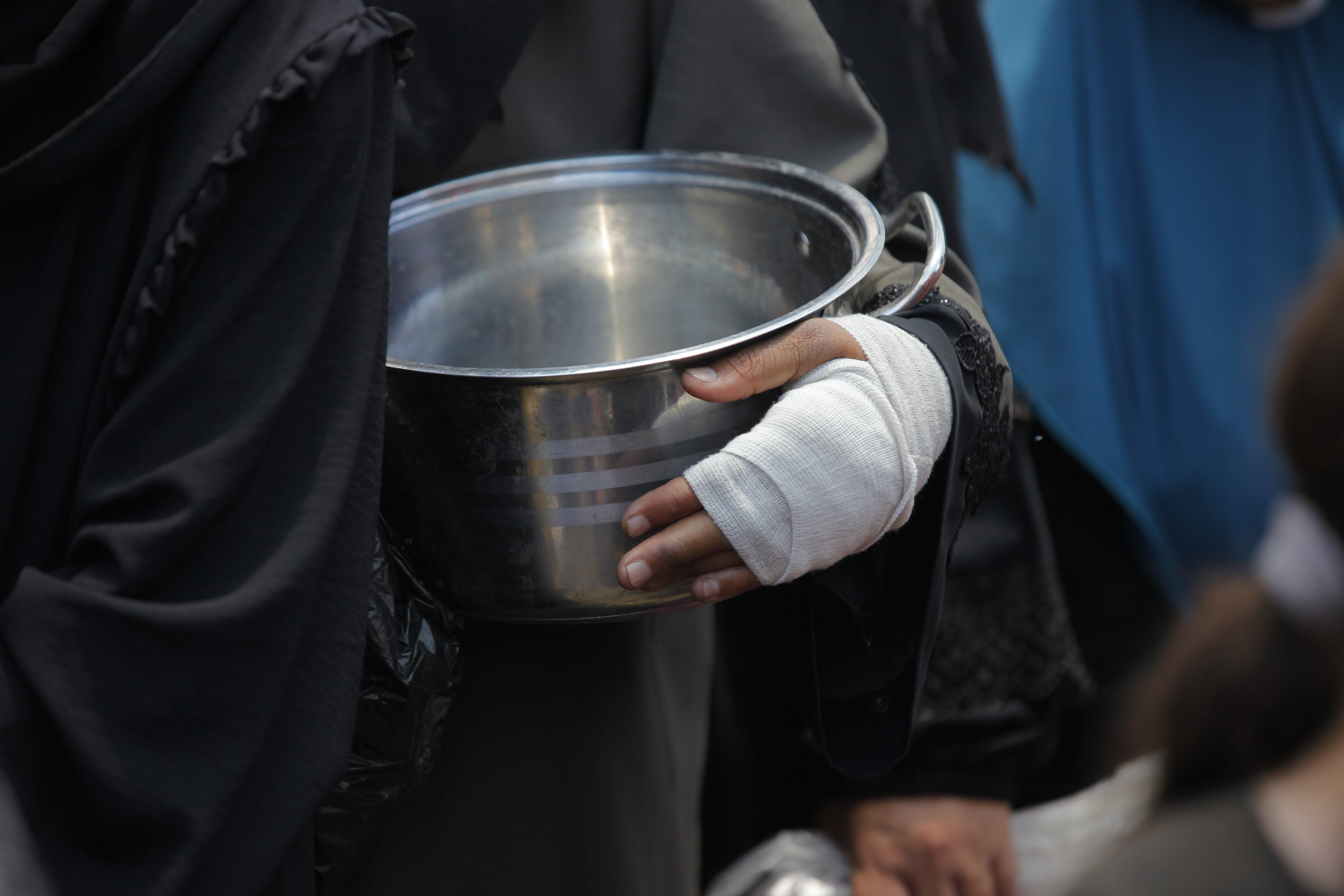 Ciudadanos palestinos en la Franja de Gaza buscan alimento en los centros de distribución. FOTO: Moiz Salhi/Anadolu via Getty Images