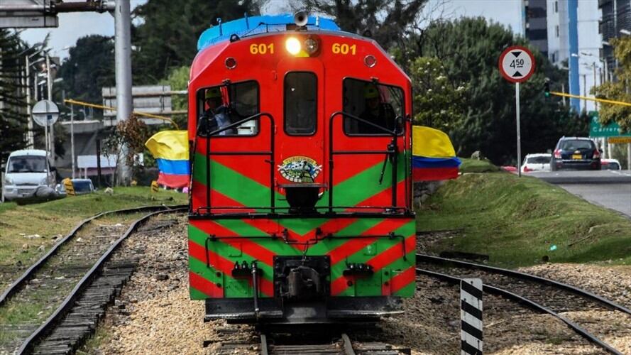 El Cuerpo de Bomberos de Bogotá reportó que sus efectivos estaban asistiendo a dos personas que habían sido atropelladas por el tren. Foto: Getty Images / JUAN BARRETO