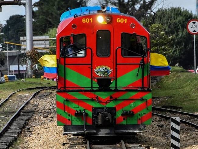 El Cuerpo de Bomberos de Bogotá reportó que sus efectivos estaban asistiendo a dos personas que habían sido atropelladas por el tren. Foto: Getty Images / JUAN BARRETO