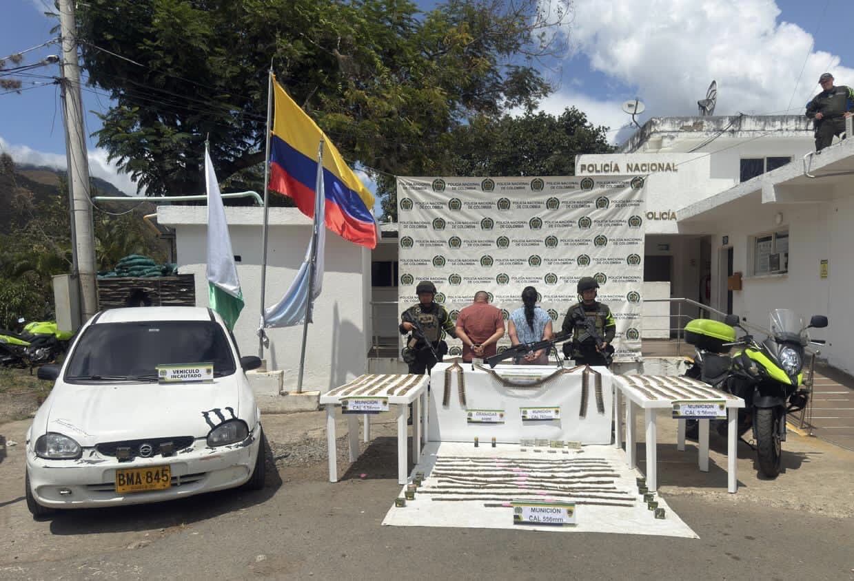 Fue capturada una pareja que llevaba armas y explosivos rumbo a Buenaventura. Foto: Suministrada.