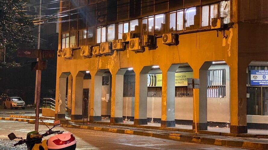 Un artefacto explosivo de bajo poder fue lanzado en la noche del sábado, contra la Alcaldía distrital de Buenaventura. Foto: Cortesía