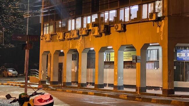 Un artefacto explosivo de bajo poder fue lanzado en la noche del sábado, contra la Alcaldía distrital de Buenaventura. Foto: Cortesía