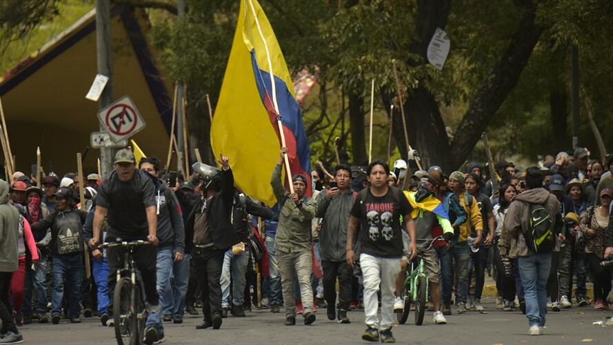 Después de que el Gobierno de Ecuador incrementara el precio del combustible, miles de personas se han ido a las calles a manifestar por la medida. . Foto: Agencia AFP