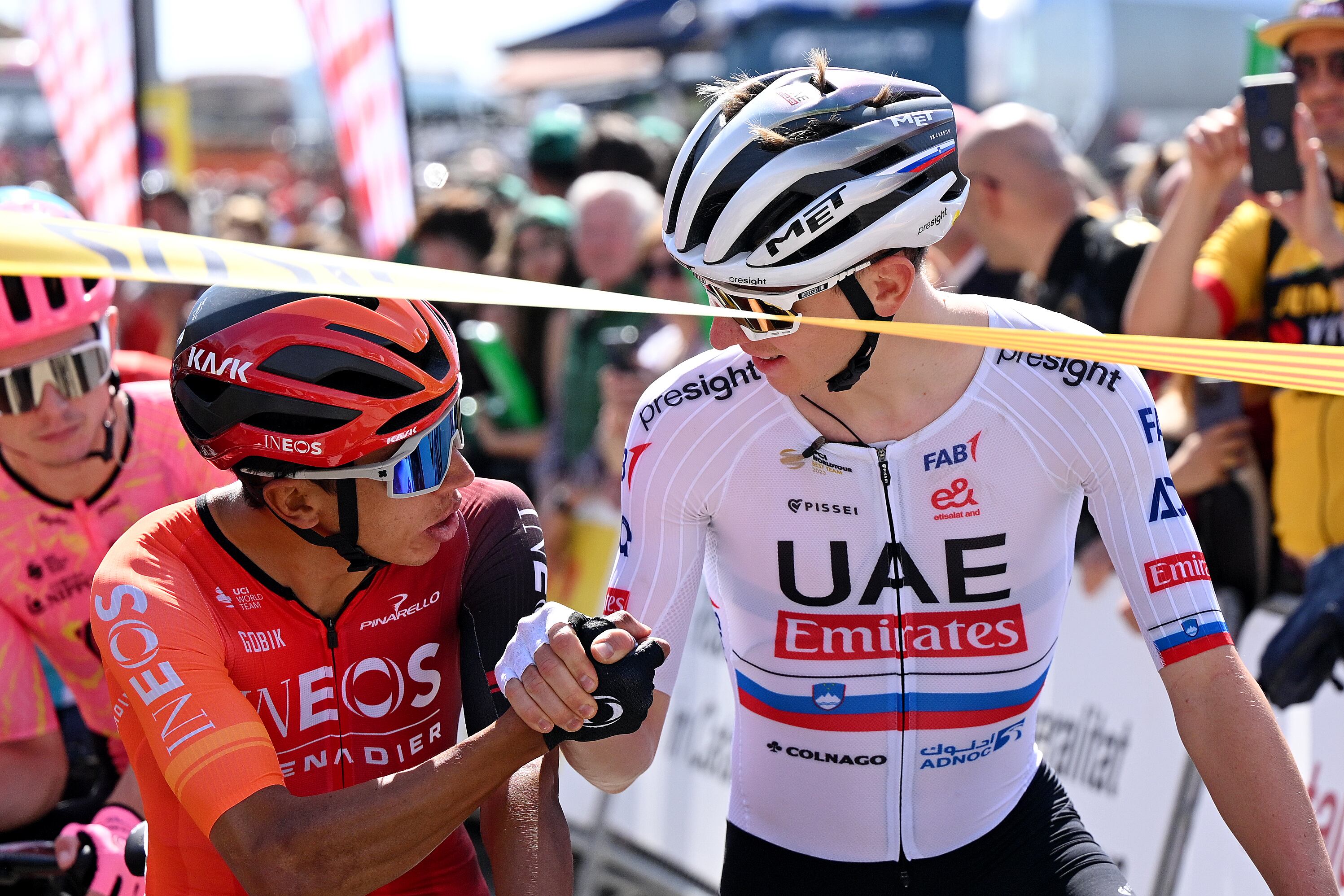 Egan Bernal con Tadej Pogacar antes del inicio de la etapa 1 de la Vuelta a Cataluña. (Photo by David Ramos/Getty Images)