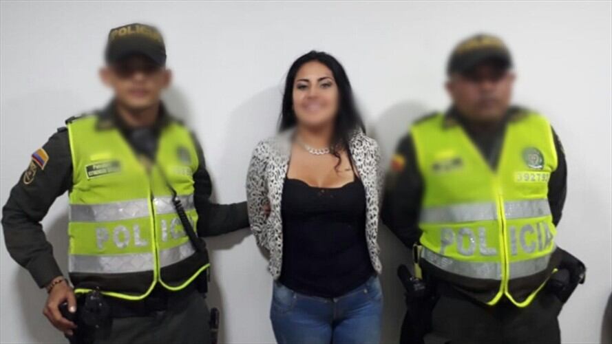 Intentó retirar 680 millones con documento falso y sonríe en la foto de captura. Foto: Policía Nacional