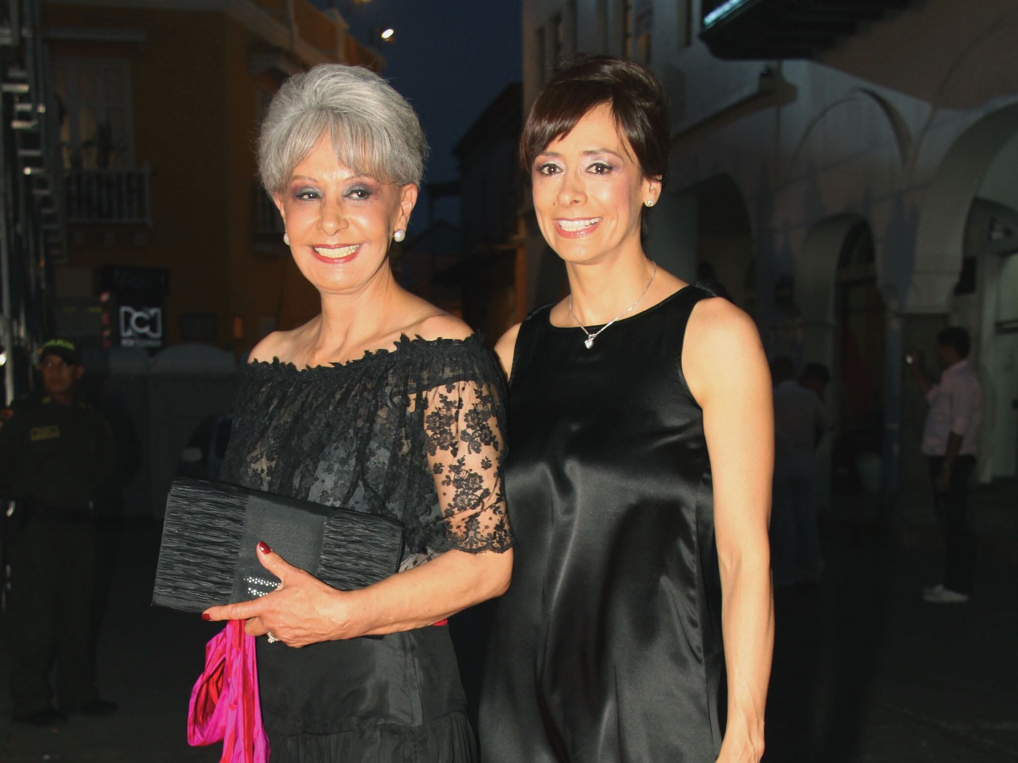 EN LA NOCHE DE LOS PREMIOS INDIA CATALINA LA ACTRIZ RAQUEL ERCOLE RECIBIO UN HOMENAJE POR TODA SU CARRERA ARTISTICA, QUIEN ESTUVO ACOMPAÑADA POR SU HIJA Y TAMBIEN ACTRIZ PATRICIA ERCOLE. (COLPRENSA / FOTO EL UNIVERSAL).