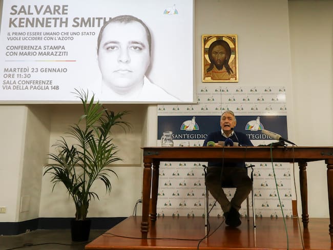 ROMA (ITALIA), 23/01/2024.- El cofundador de la Coalición Mundial contra la Pena de Muerte y miembro de la comunidad de San Egidio, Mario Marazziti, ofrece una rueda de prensa en Roma, Italia, donde denunció el método con el que será ejecutado el preso estadounidense Kenneth Smith. Un preso estadounidense será ejecutado este miércoles en Alabama (sur de EE.UU) con gas nitrógeno, un método que se utiliza "para matar cerdos" y que provoca un gran sufrimiento al reo, tal y como denunció hoy Marazziti. EFE/Miguel Salvatierra