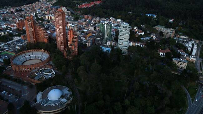 La Defensoría del Pueblo expidió una alerta temprana en Bogotá, en donde advierte la presencia de distintos actores armados. Foto: Getty Images / LOKMAN ILHAN