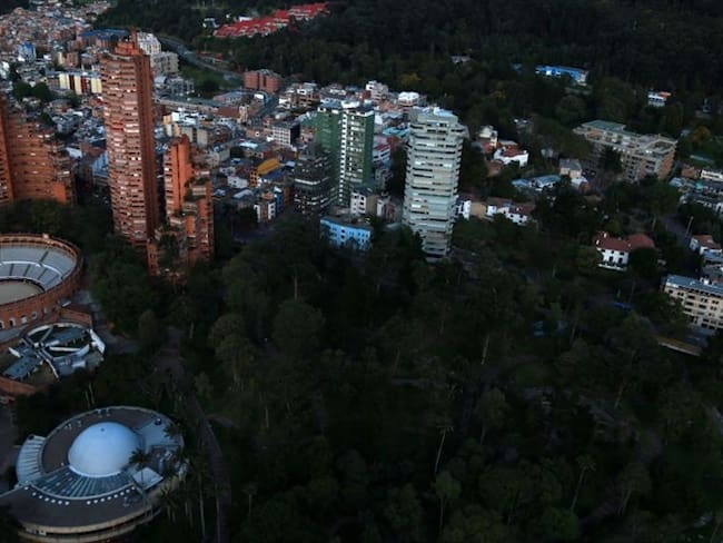 La Defensoría del Pueblo expidió una alerta temprana en Bogotá, en donde advierte la presencia de distintos actores armados. Foto: Getty Images / LOKMAN ILHAN