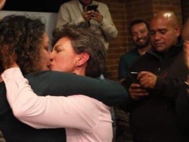La respuesta de Claudia López a Salud Hernández por el beso con su pareja Angélica Lozano