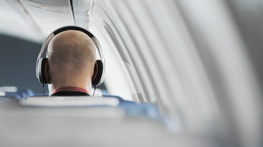 ¿Cuán probable es que exploten tus audífonos cuando escuchas música en pleno vuelo?. Foto: Getty Images