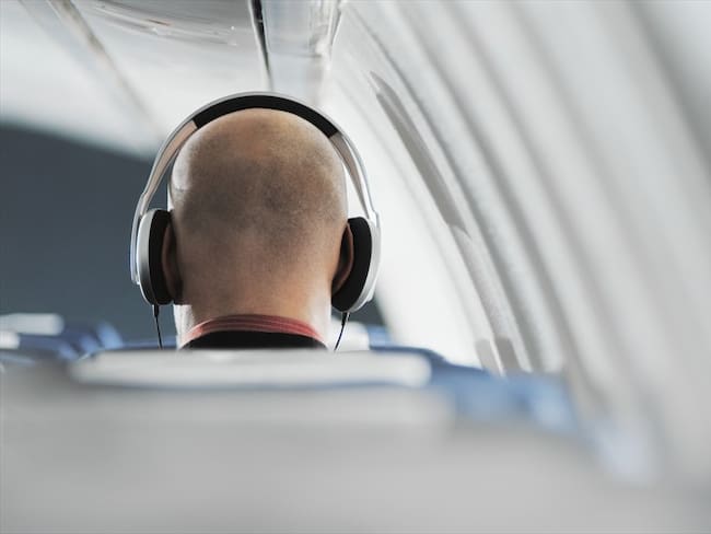 ¿Cuán probable es que exploten tus audífonos cuando escuchas música en pleno vuelo?. Foto: Getty Images