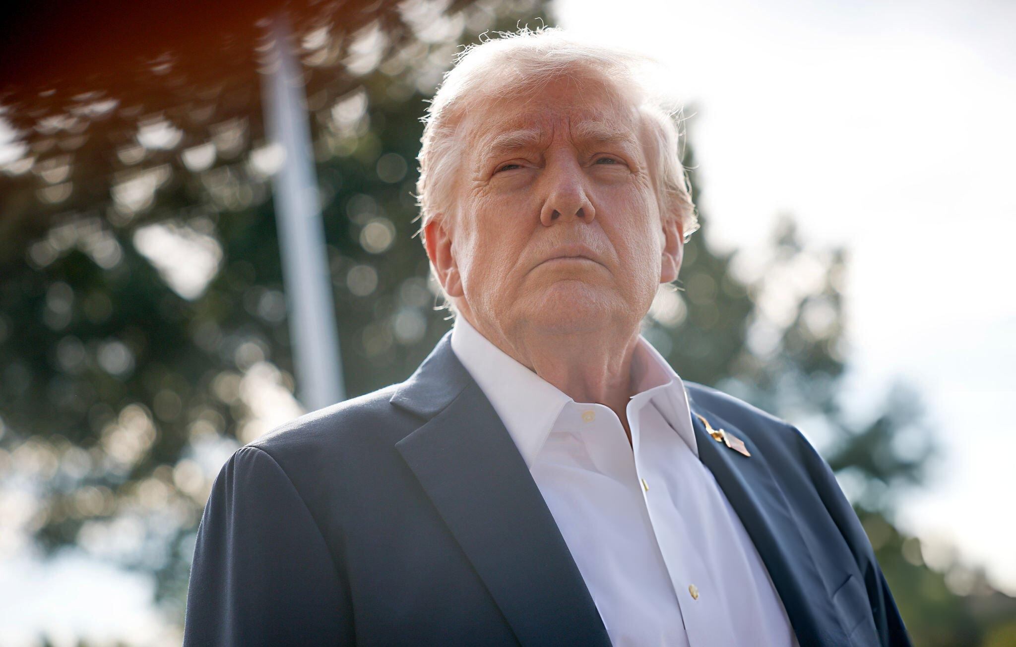 El presidente de Estados Unidos, Donald Trump, habla con los medios al salir de la Casa Blanca el 26 de septiembre de 2025 en Washington D. C. FOTO: Kevin Dietsch/Getty Images