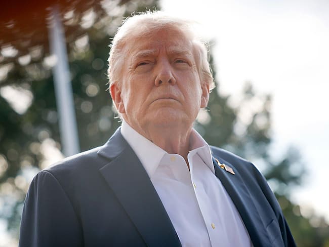 El presidente de Estados Unidos, Donald Trump, habla con los medios al salir de la Casa Blanca el 26 de septiembre de 2025 en Washington D. C. FOTO: Kevin Dietsch/Getty Images