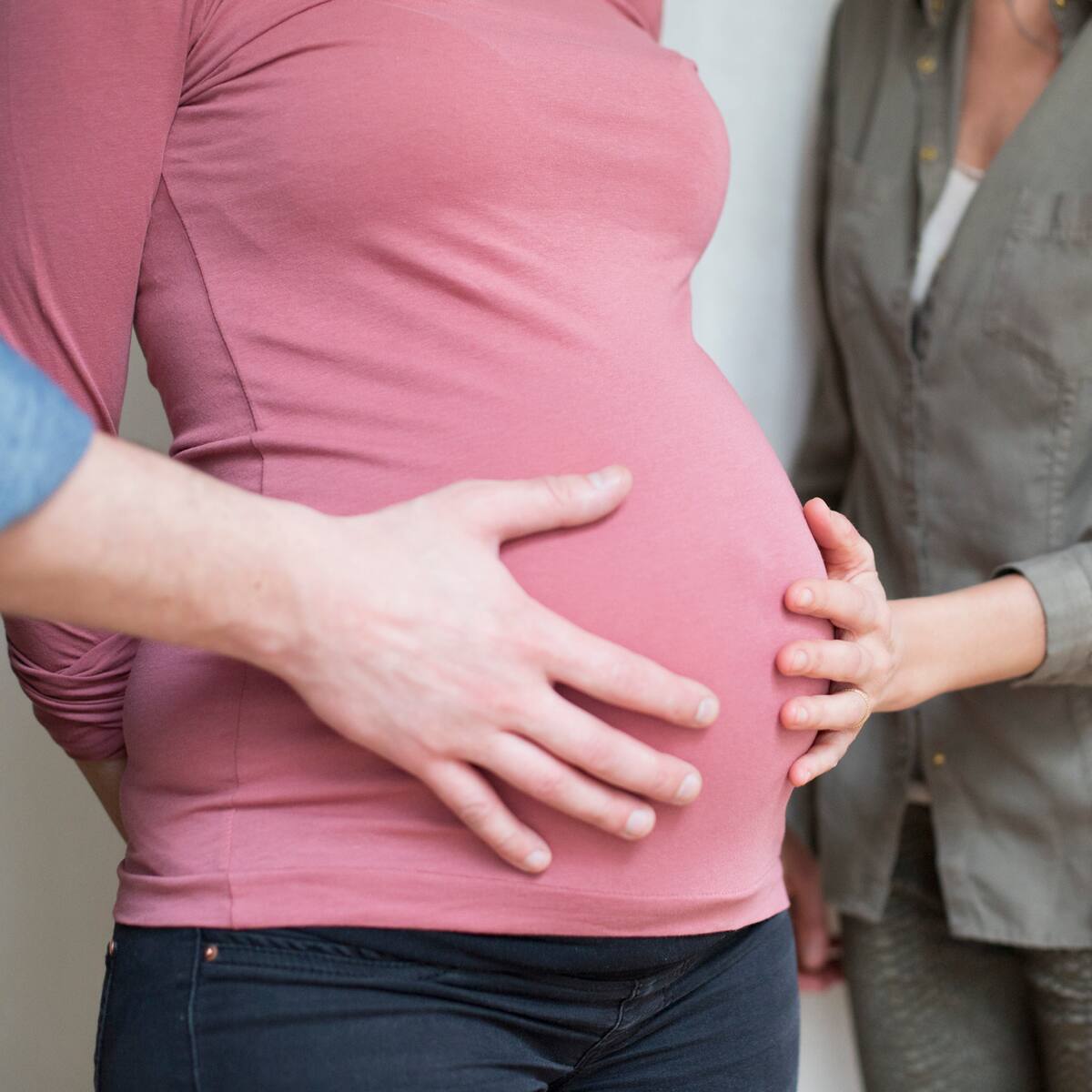 No alquilamos nuestro vientre por razones económicas: madre subrogada