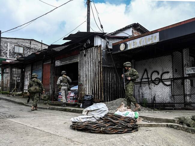 AGC Autodefensas Gaitanistas de Colombia o paramilitares del Clan del Golfo en el pueblo de La Colonia en la región del bajo río Calima. Foto: JOAQUIN SARMIENTO/AFP vía Getty Images.