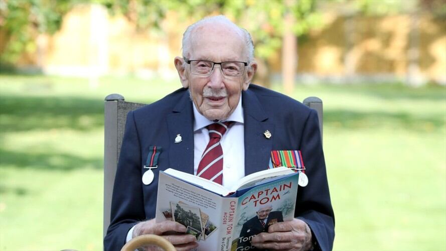El Capitán Sir Tom Moore posa durante el lanzamiento de sus memorias "Mañana será un buen día", en septiembre de 2020. Foto: Getty Images