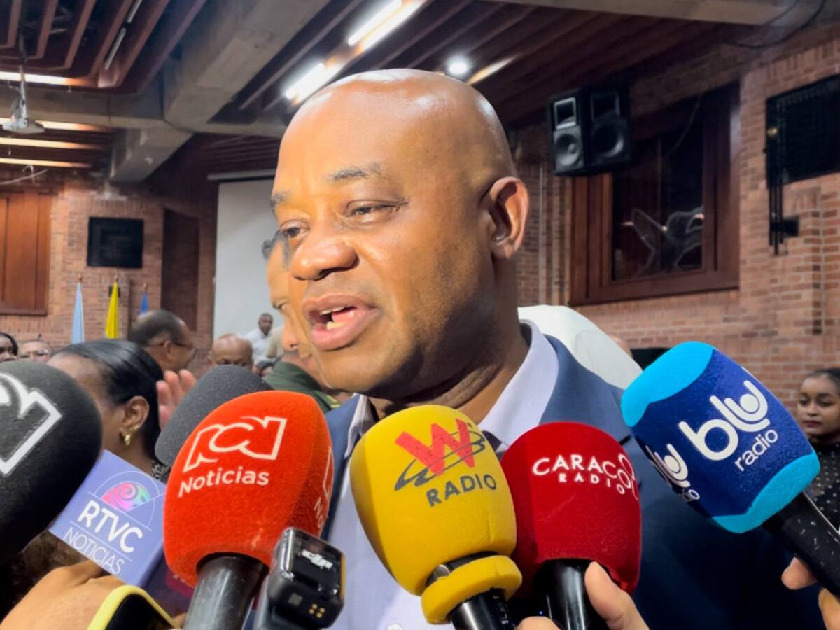 Canciller Murillo defiende su ausencia en el debate de control político