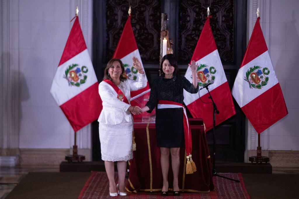 Dina Boluarte (izquierda) y Ana Cecilia Gervasi Diaz. Foto: Lucas Aguayo Araos via Getty Images