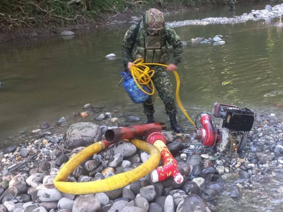 Ejército Nacional realiza operativo relámpago en contra de la minería ilegal en Victoria, Caldas