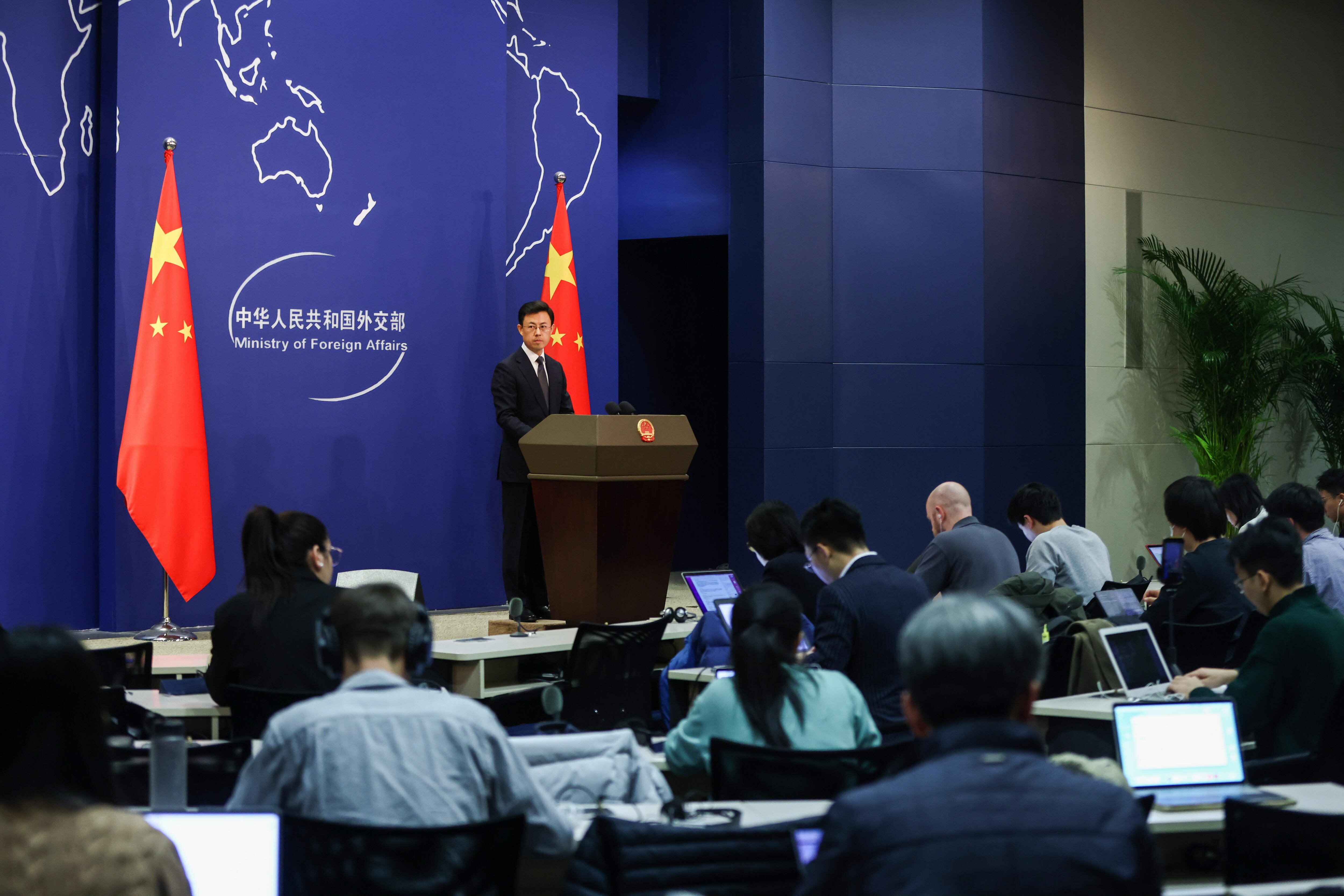 Pekín (China), 21/01/2025.- El portavoz del Ministerio de Asuntos Exteriores chino, Guo Jiakun, gesticula durante una rueda de prensa.