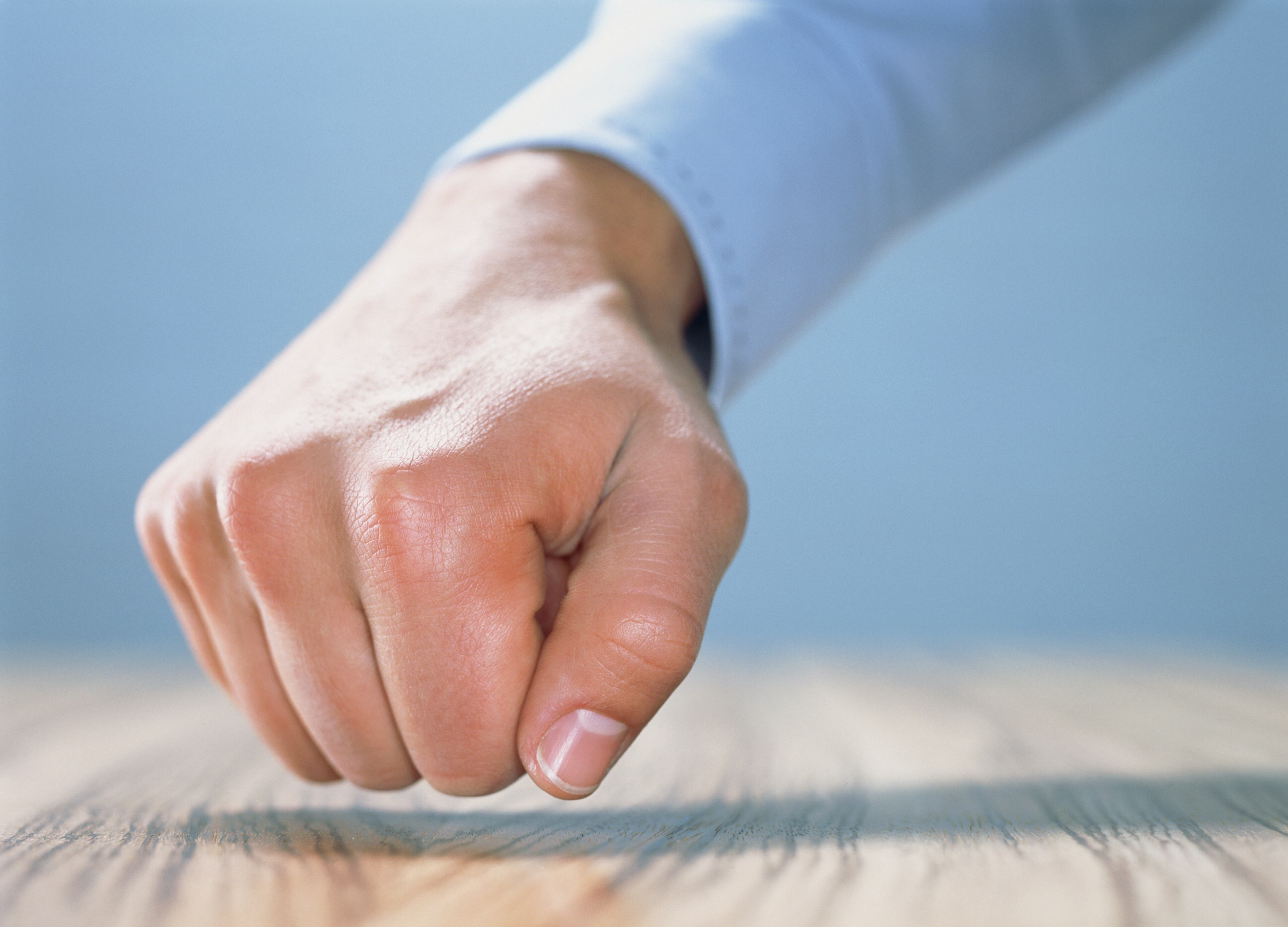 Persona 'tocando madera' (GettyImages)