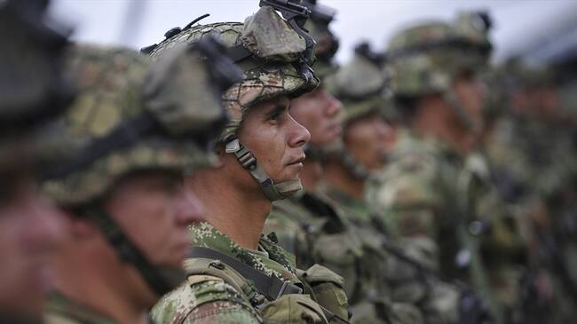 La propuesta del Comando de Personal del Ejército Nacional contempla eliminar el requisito de ser soltero y sin unión marital de hecho para poder incorporarse a la institución. Foto: Getty Images