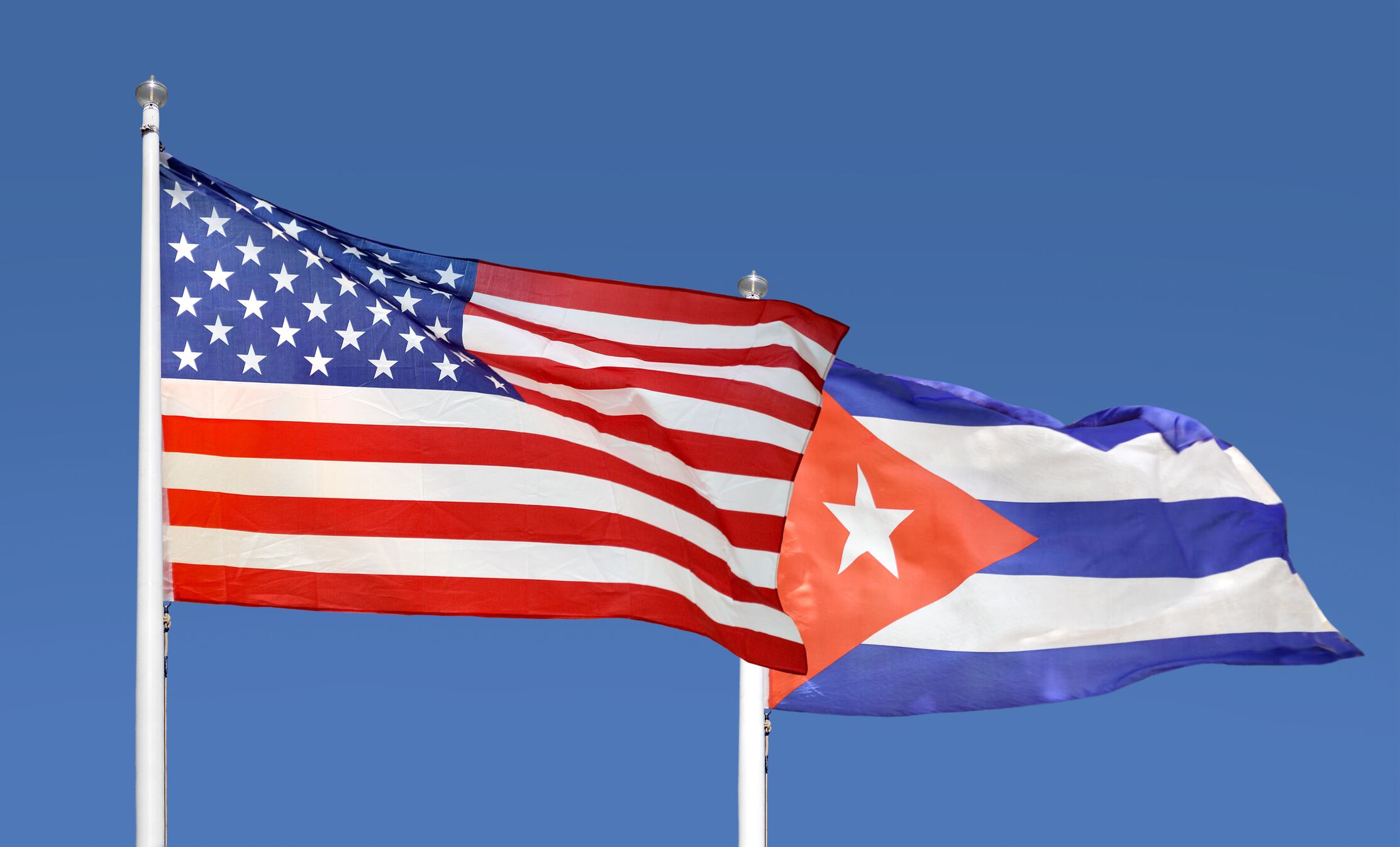 Imagen de referencia de las banderas de Estados Unidos y Cuba. Foto: Getty Images.