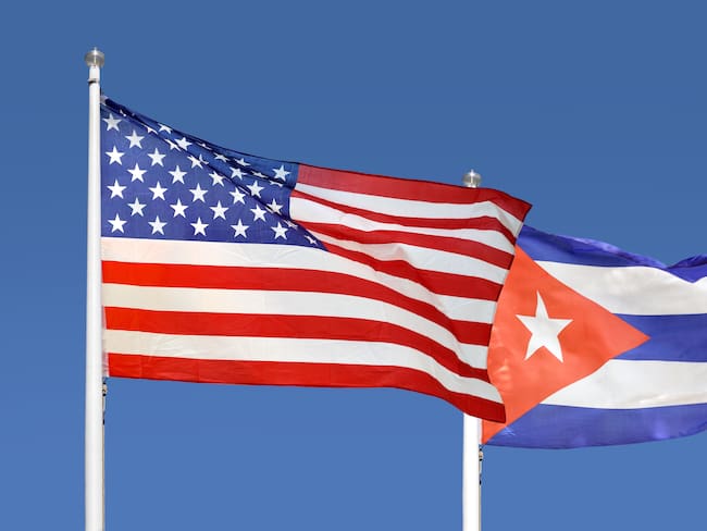 Imagen de referencia de las banderas de Estados Unidos y Cuba. Foto: Getty Images.