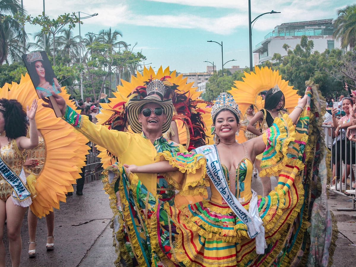 Más de 200 comparsas participaron en el desfile folclórico y de carrozas en Santa Marta