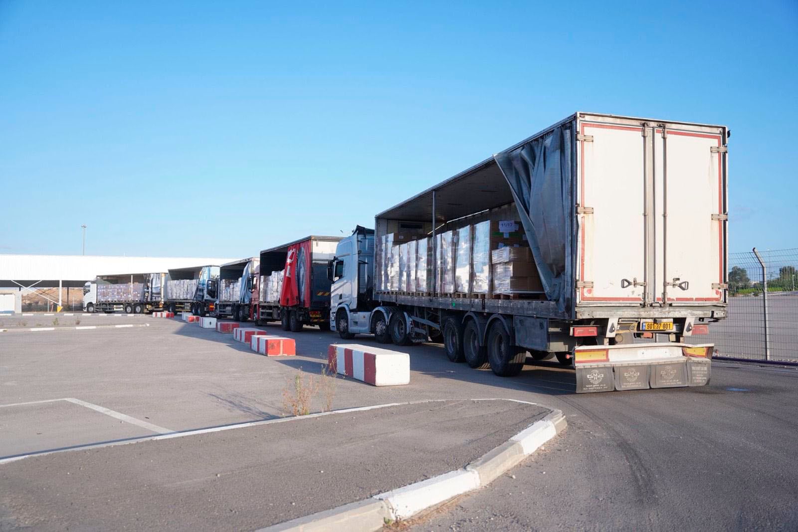 Camiones de ayuda humanitaria y alimentos cruzan Kerem Shalom en su camino a Gaza. FOTO: EFE/Mº AAEE de Israel