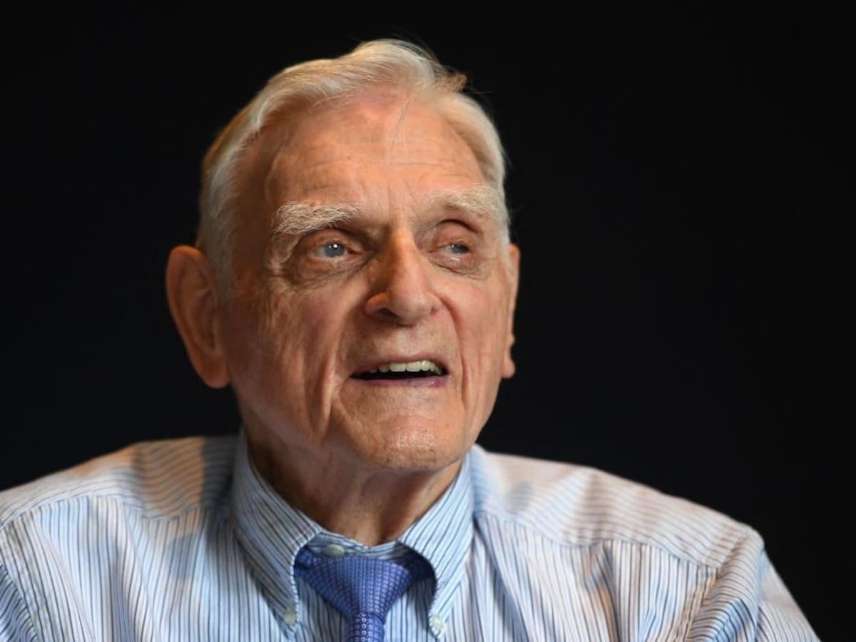 Murió John Goodenough, premio Nobel de Química por desarrollar las baterías de litio