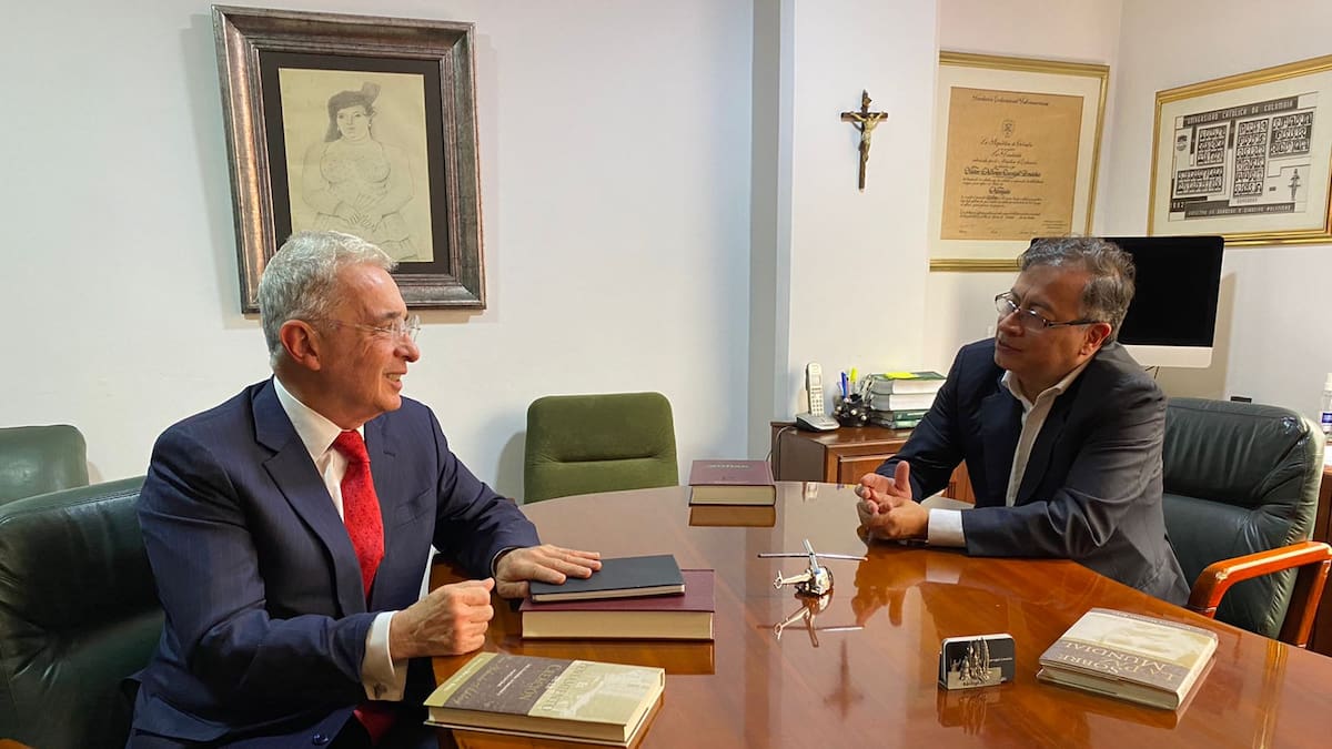 Habla Héctor Carvajal, el abogado que arregla reuniones entre Petro y Uribe