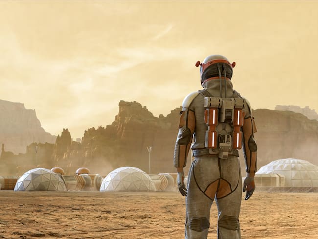 Imagen de referencia de un astronauta llegando a un campamento base en el planeta Marte / Foto: GettyImages