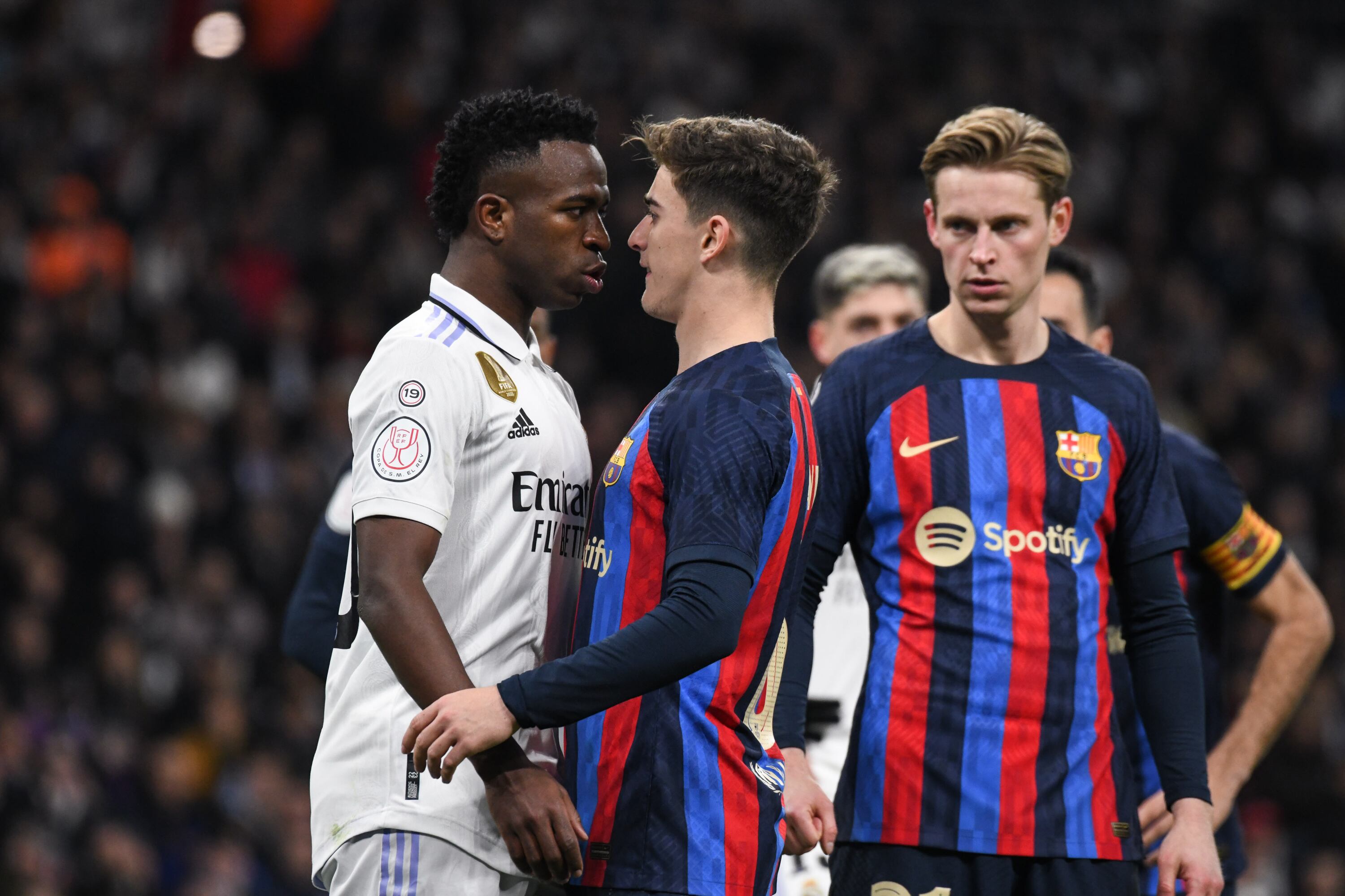 Vinicius Jr y Gavi en medio de un clásico Real Madrid vs Barcelona. (Photo by Sara Aribo/PxImages/Icon Sportswire via Getty Images)