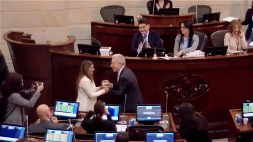 Senadora de la Farc le dio a Uribe un regalo como señal de reconciliación. Foto: Captura de pantalla