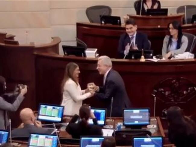 Senadora de la Farc le dio a Uribe un regalo como señal de reconciliación. Foto: Captura de pantalla