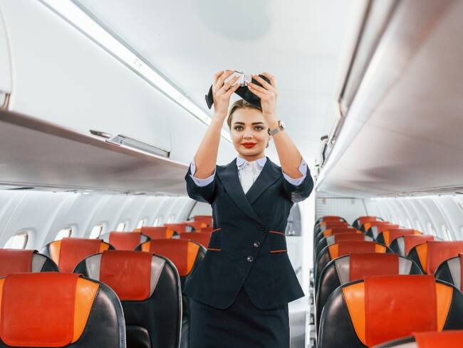 Azafata dentro del avión // Foto de referencia: Getty Images