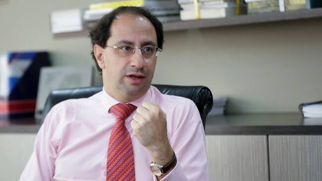 La prueba de COVID-19 que se realizó el ministro de Comercio, José Manuel Restrepo, salió negativa. Foto: Colprensa