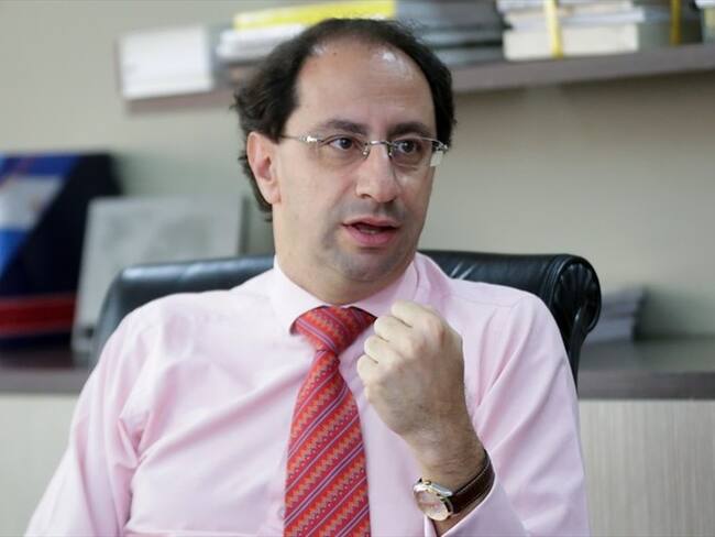 La prueba de COVID-19 que se realizó el ministro de Comercio, José Manuel Restrepo, salió negativa. Foto: Colprensa