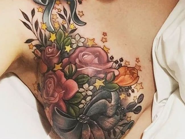 El tatuaje en el seno de Alison Habbal para su "renamiento post enfermedad" se ha vuelto viral.. Foto: BBC Mundo