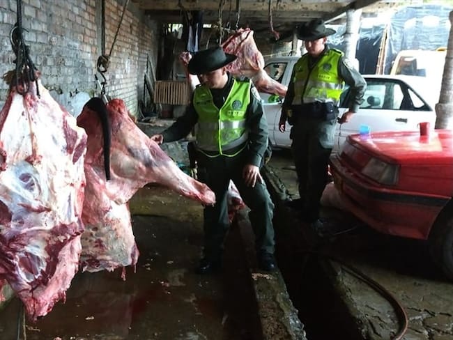 Uniformados del Grupo de Protección Ambiental y Ecológica de la Policía Metropolitana de Popayán incautaron 500 kilogramos de carne de res. Foto: Policía Nacional