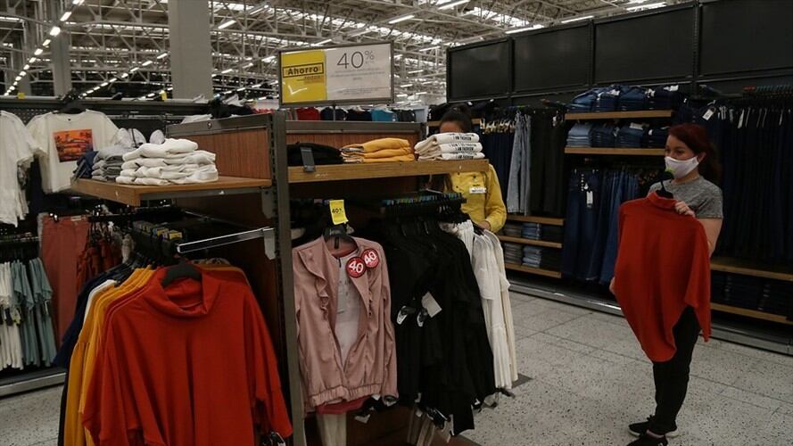 Si bien, los electrodomésticos y aparatos tecnologicos fueron los más deseados por los colombianos, el sector de la moda también está ofreciendo buenos precios.. Foto: Colprensa