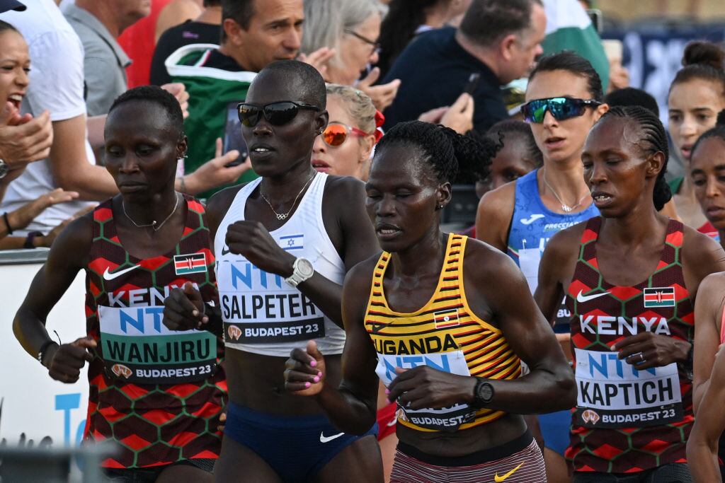 Rebecca Cheptegei, atleta del medio con camiseta amarrilla de rayas. I Foto: FERENC ISZA/AFP via Getty Images.