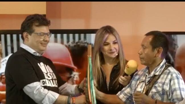 Entrega de Bastón de mando a Hollman Morris. Foto: La WCon Vicky Dávila