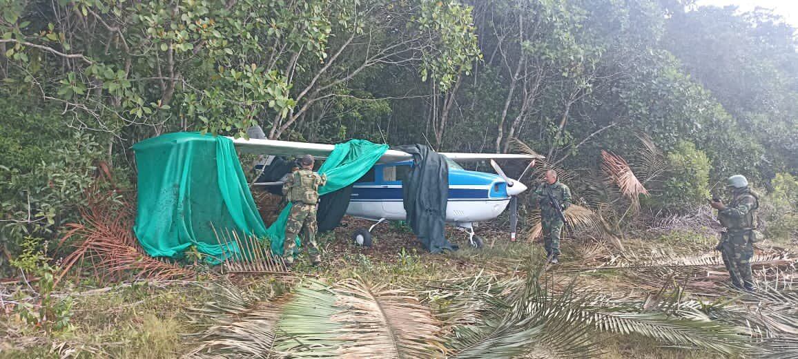 Militares venezolanos encuentran una avioneta denominada Tancol. Foto: comandante Domingo Hernández Lárez (@dhernandezlarez)