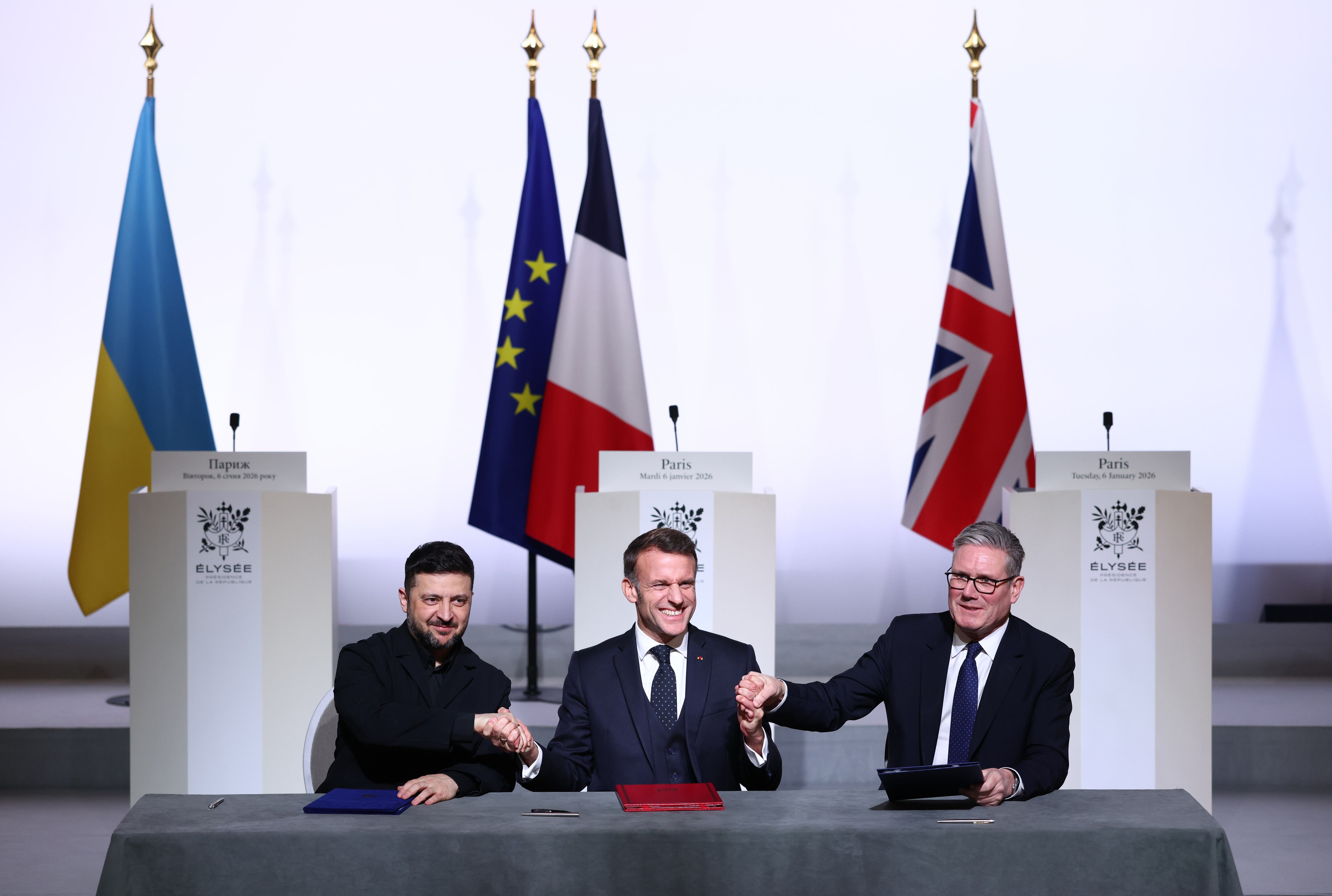 Volodímir Zelenski, Emmanuel Macron y Keir Starmer en el Palacio del Eliseo en París, el 6 de enero de 2026. FOTO: Tom Nicholson/Getty Images