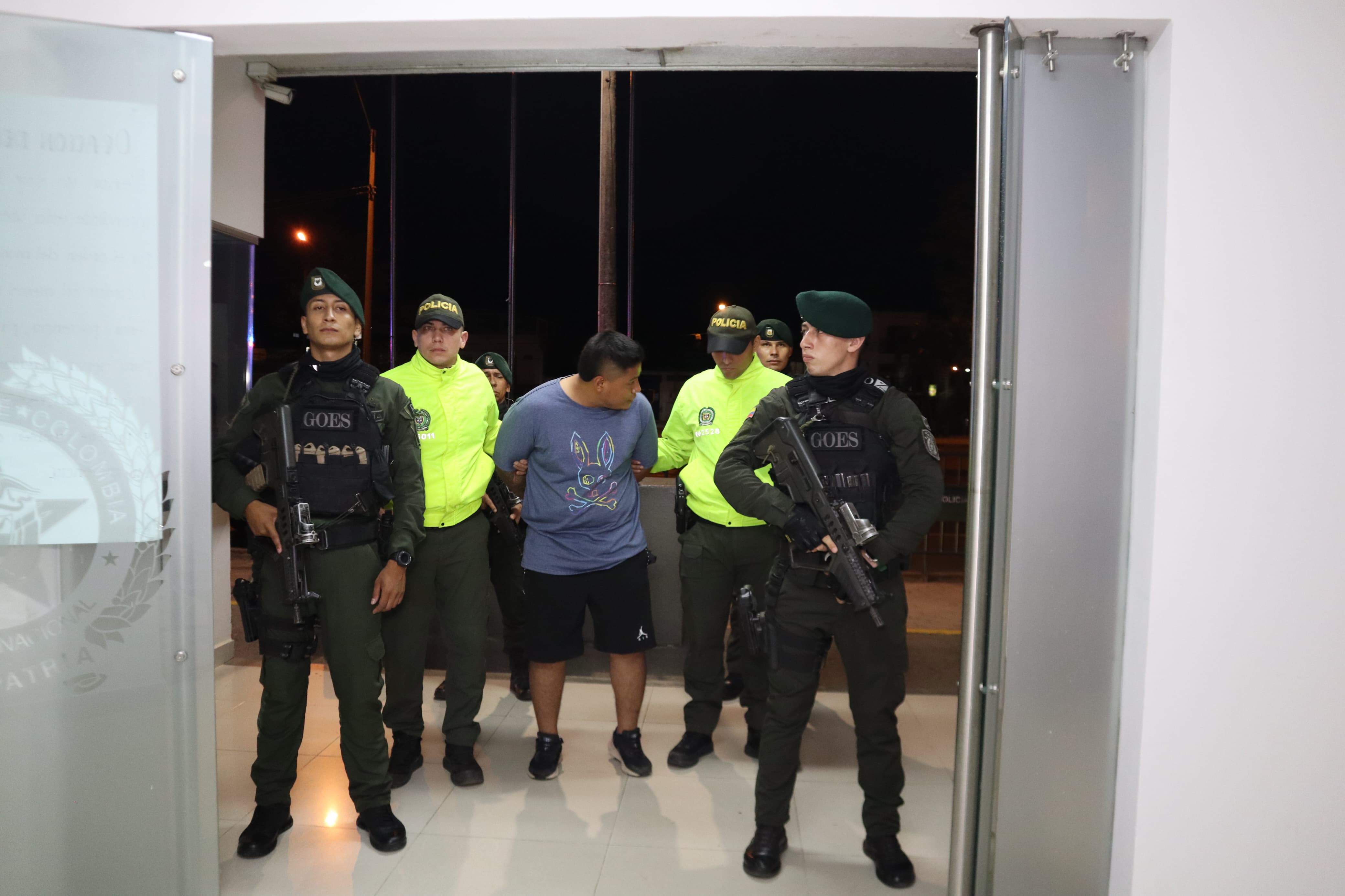 La detención se produjo en el terminal de transportes de Cali, mientras su esposa e hijo se dirigían hacia el sur del país. Foto: Policía.